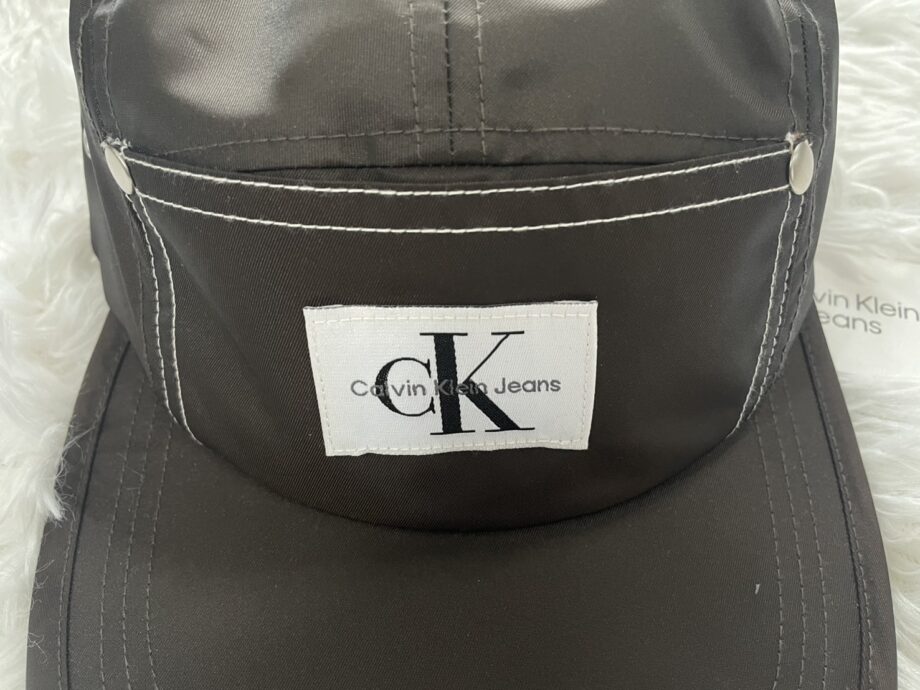 [สินค้ามือสอง] CALVIN KLEIN JEANS หมวกแก็ป ราคาขาย 500 บาท Code: HX0293 202 รุ่น: Monogram Logo 5 Panel Cap