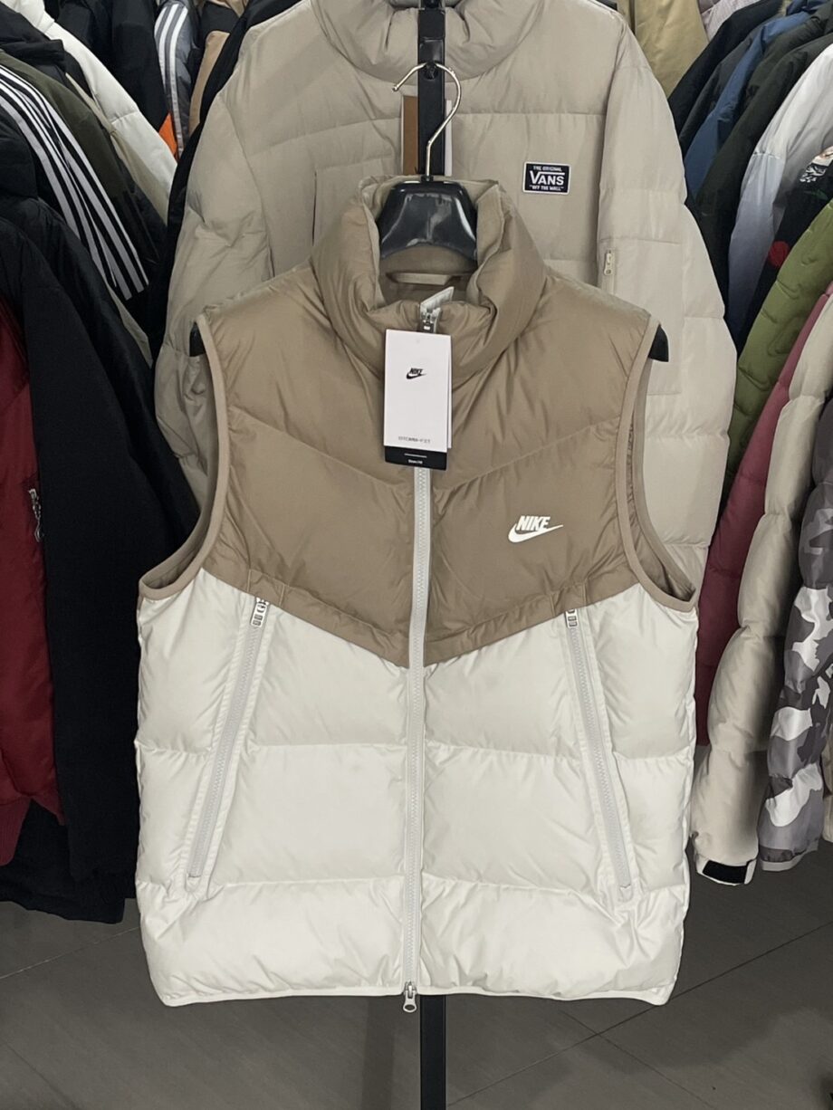 [สินค้ามือหนึ่ง] NIKE เสื้อกั๊ก ราคาขาย 2,200 บาท Code:FB8184-247 รุ่น: STORM-FIT WINDRUNNER