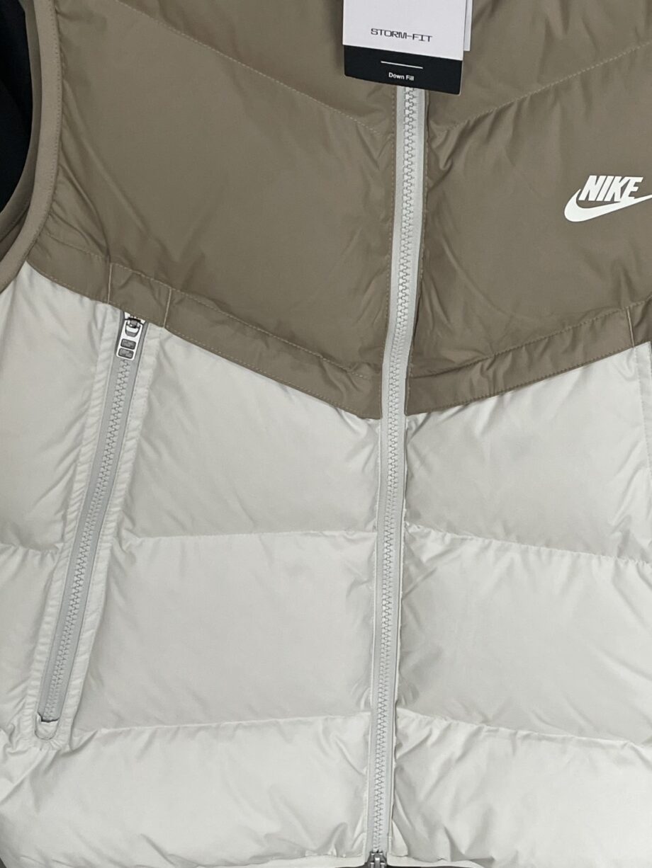 [สินค้ามือหนึ่ง] NIKE เสื้อกั๊ก ราคาขาย 2,200 บาท Code:FB8184-247 รุ่น: STORM-FIT WINDRUNNER