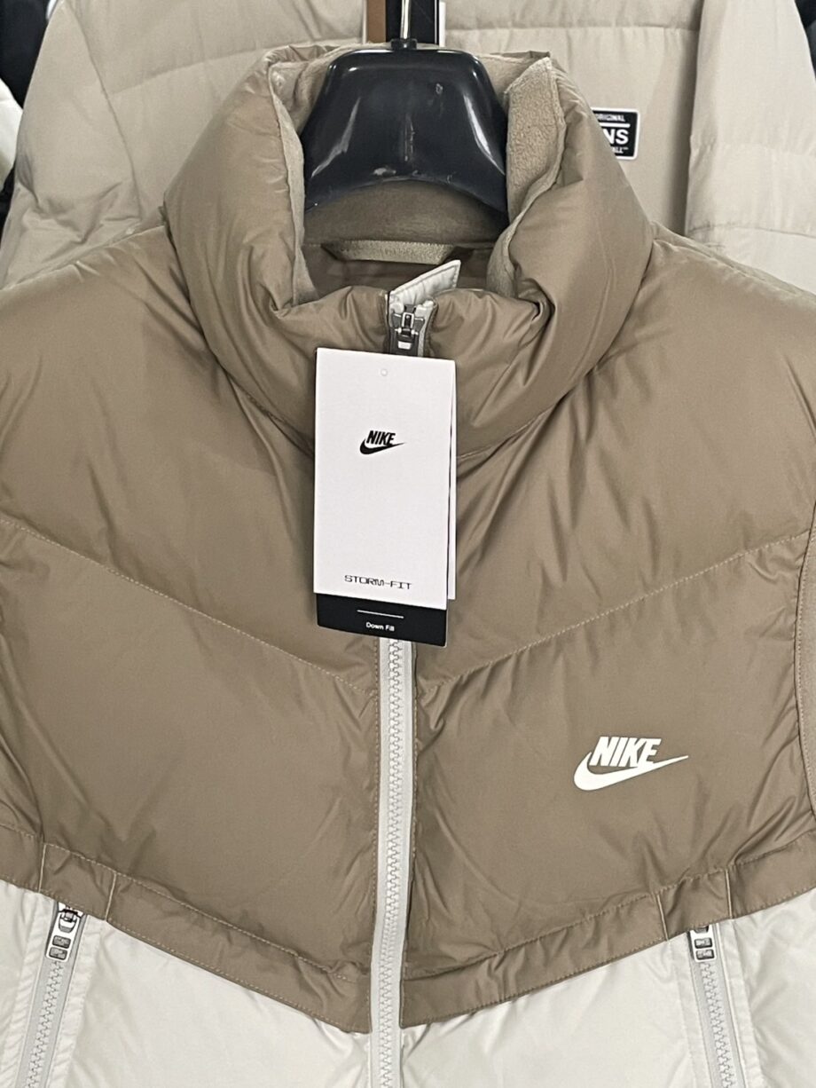 [สินค้ามือหนึ่ง] NIKE เสื้อกั๊ก ราคาขาย 2,200 บาท Code:FB8184-247 รุ่น: STORM-FIT WINDRUNNER