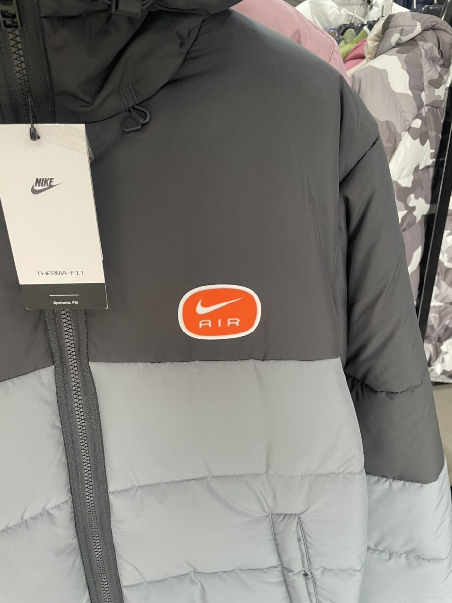 [สินค้ามือหนึ่ง] NIKE เสื้อแจ็คเก็ต ราคาขาย 2,500 บาท Code: HM0198-060