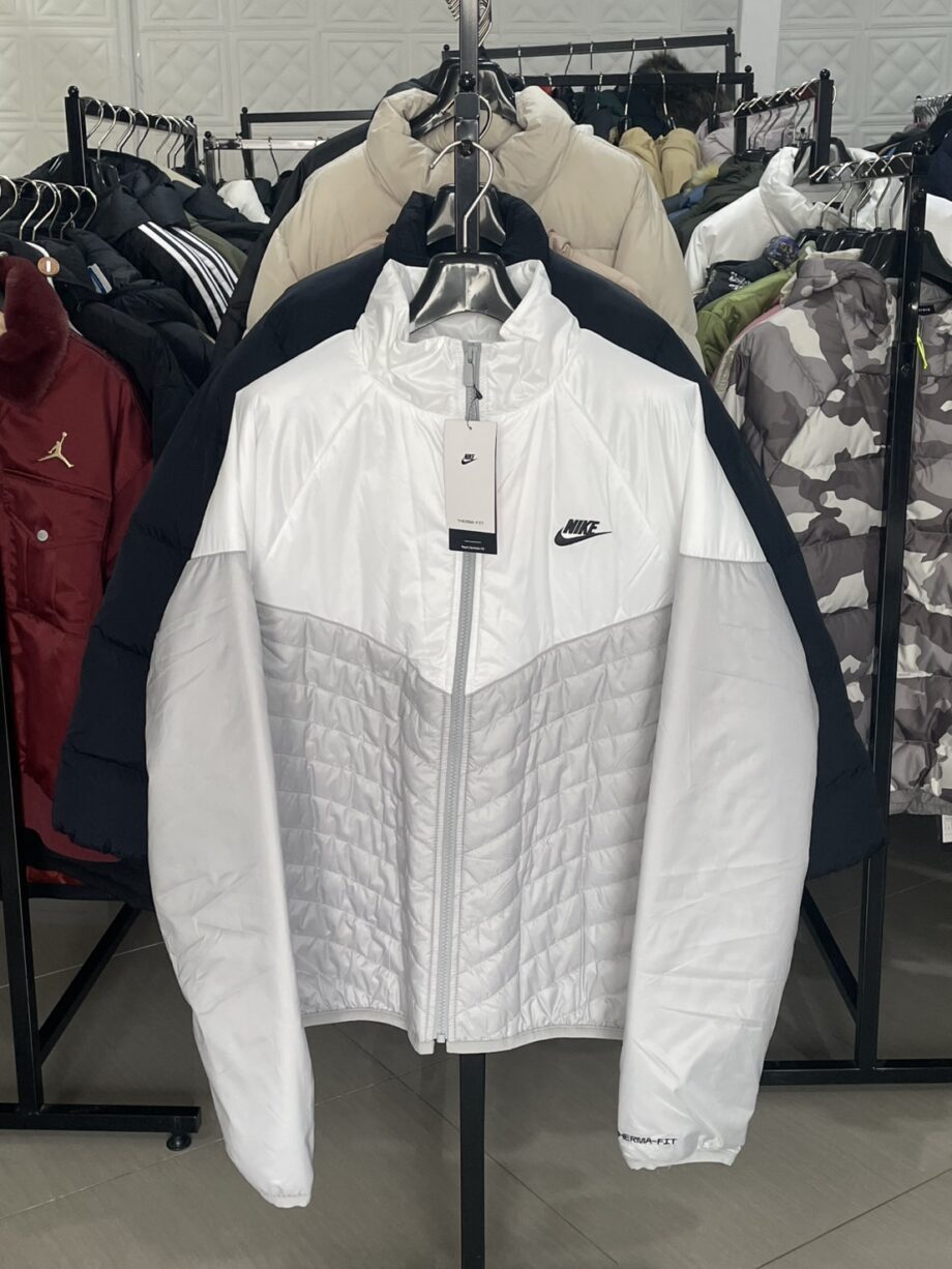 <b>[สินค้ามือหนึ่ง]</b> NIKE เสื้อแจ็คเก็ต ราคาขาย 2,200 บาท Code: FB8196-077