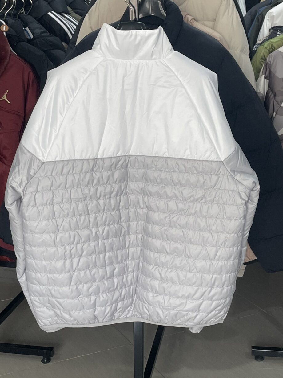 <b>[สินค้ามือหนึ่ง]</b> NIKE เสื้อแจ็คเก็ต ราคาขาย 2,200 บาท Code: FB8196-077