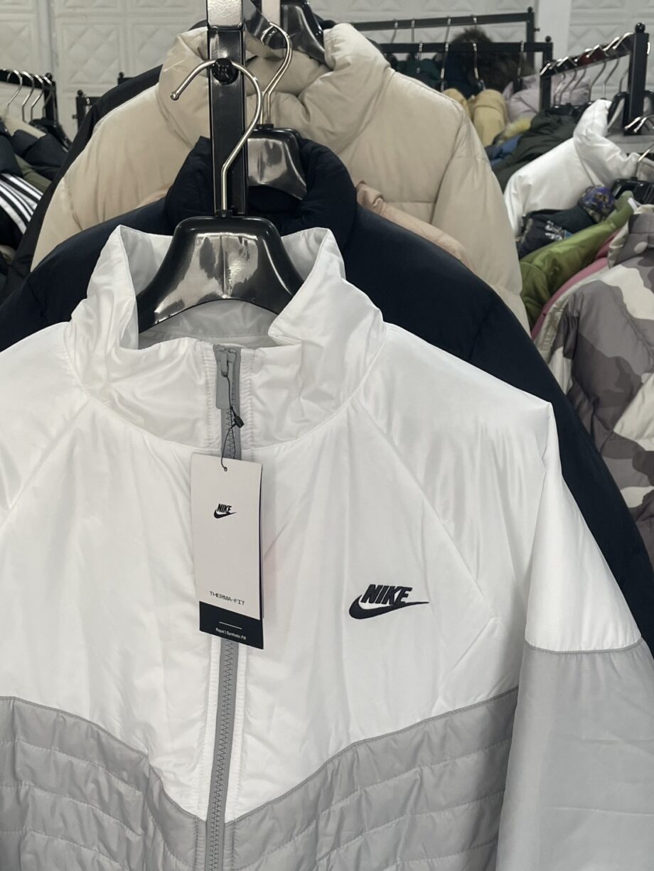 <b>[สินค้ามือหนึ่ง]</b> NIKE เสื้อแจ็คเก็ต ราคาขาย 2,200 บาท Code: FB8196-077